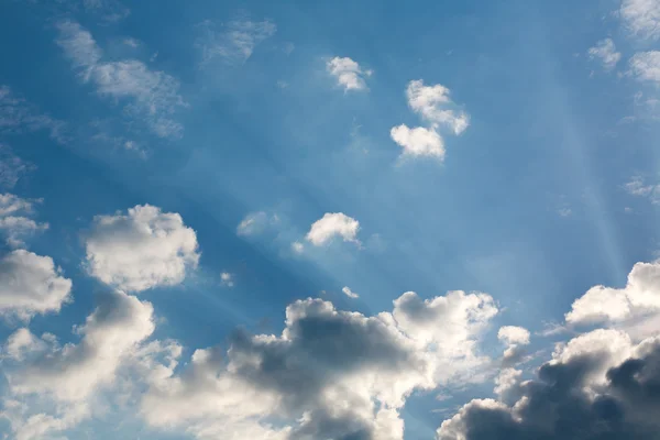 Krásné přírodní pozadí modré oblohy sluneční paprsky zářit mraky — Stock fotografie