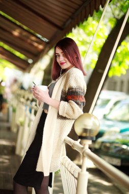 Gülümseyen genç kadın yaz Cafe kahve ile