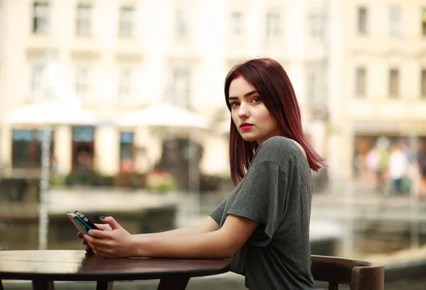 Schönes Mädchen am Tisch im Sommer Stadtcafé mit Tablet — Stockfoto