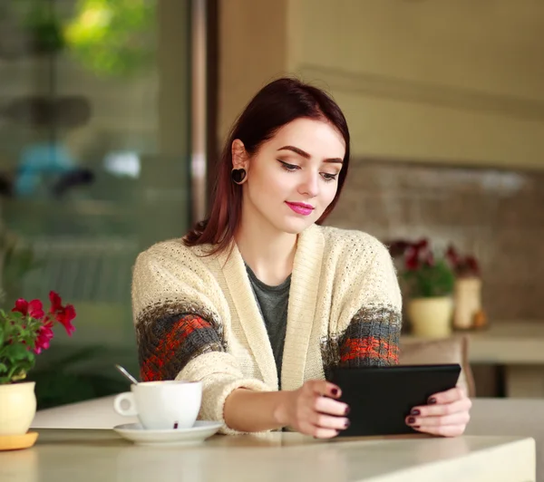 Menina agradável no café de verão olhando para tablet — Fotografia de Stock