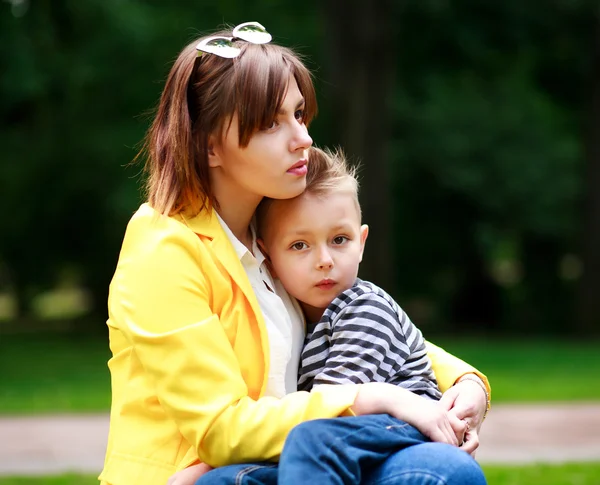 Üzgün anne ve oğlu yaz yeşil park