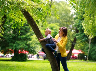 Anne ve çocuk yaz Şehir Parkı doğa üzerinde oynarken