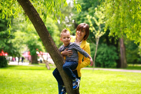Мать и ребенок играют в летнем городском парке на природе — стоковое фото