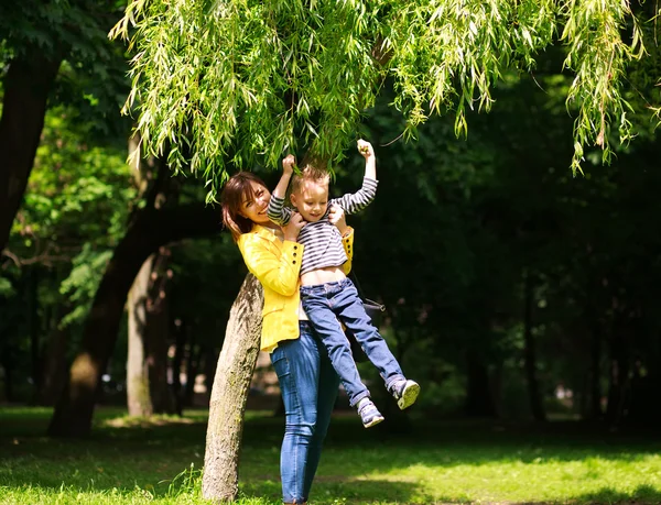 Madre e hijo jugando en el parque de verano de la ciudad en la naturaleza — Foto de Stock