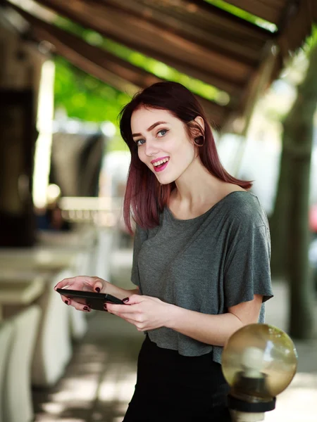 Mulher alegre com tablet no café de verão — Fotografia de Stock