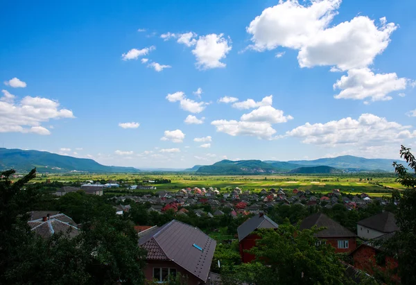 Landschappen in de vallei met huizen op blauwe hemel — Stockfoto