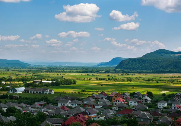 国家景观与山谷中的房子在蓝蓝的天空 — 图库照片