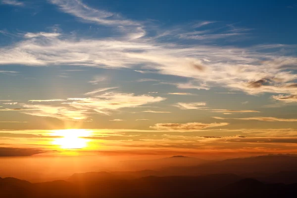 Prachtige avondrood over silhouet van de bergen — Stockfoto