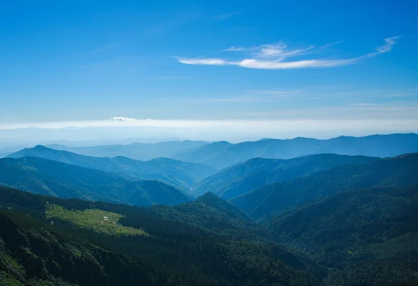 Ridge Mavi gökyüzünde alacakaranlık arka plan üzerinde — Stok fotoğraf