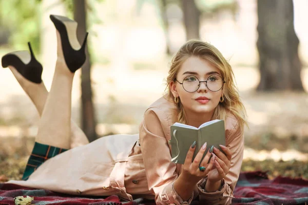 Intelligent Meisje Student Zorgvuldig Leest Een Boek Dagboek Een Stadspark — Stockfoto