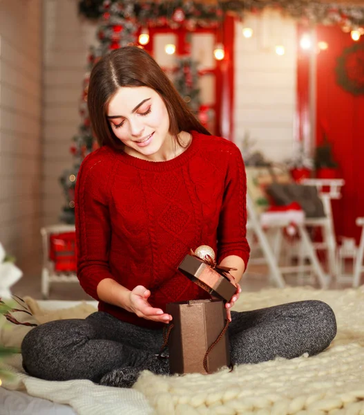 Mladá Dívka Silvestra Otevírá Dárky Očekávání Překvapení Ležící Doma Posteli — Stock fotografie