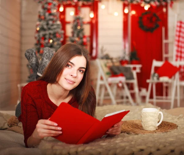 Jong Meisje Een Oudejaarsavond Thuis Met Een Boek Bed Wachtend — Stockfoto