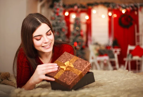 Giovane Ragazza Regalo Apertura Capodanno Previsione Della Sorpresa Sdraiata Sul — Foto Stock