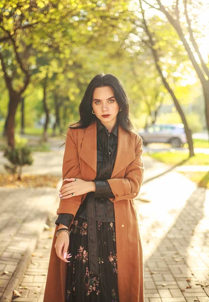 Fashionabla Eleganta Flicka Modell Promenader Längs Gatan Höststaden Parken Solig — Stockfoto