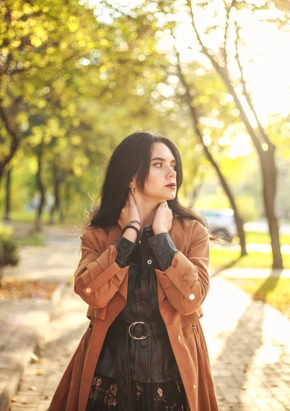 Fashionabla Eleganta Flicka Modell Promenader Längs Gatan Höststaden Parken Solig — Stockfoto