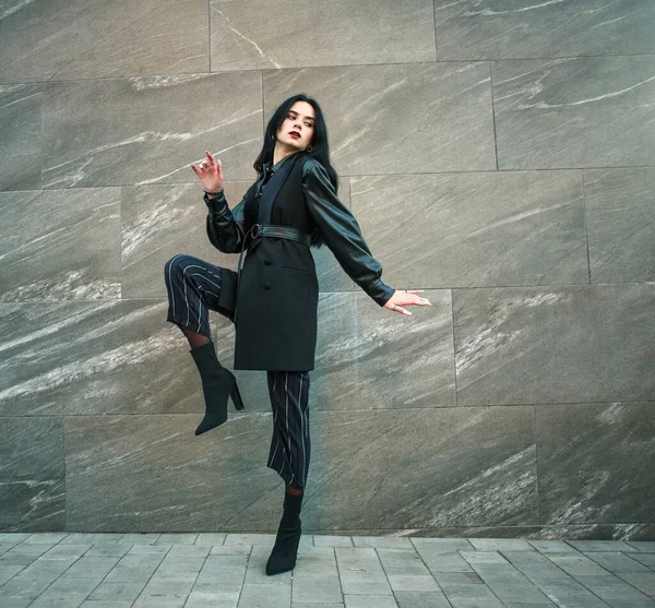 Девушка Модной Черной Повседневной Одежде Фоне Каменной Стены Современная Городская — стоковое фото