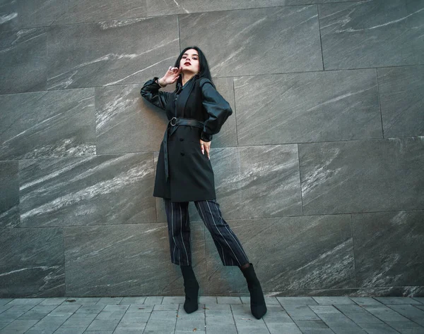Девушка Модной Черной Повседневной Одежде Фоне Каменной Стены Современная Городская — стоковое фото