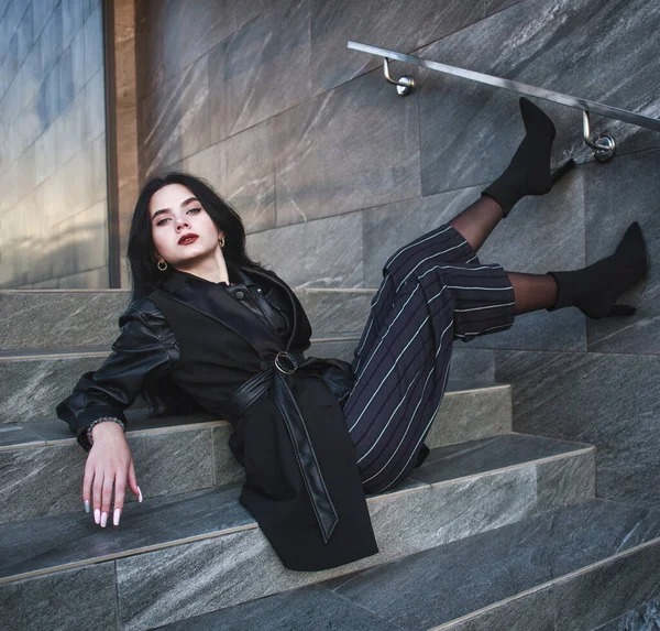 Mädchen Modischer Schwarzer Freizeitkleidung Vor Dem Hintergrund Einer Steinmauer Moderne — Stockfoto