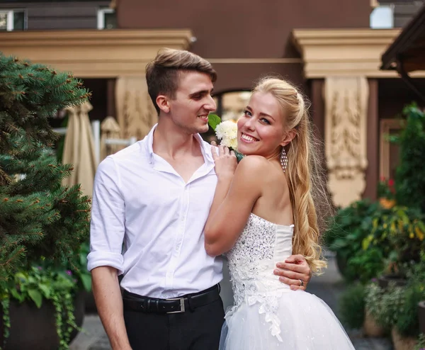 Joven Pareja Feliz Amor Juntos Día Boda Pasear Jardín Verde —  Fotos de Stock