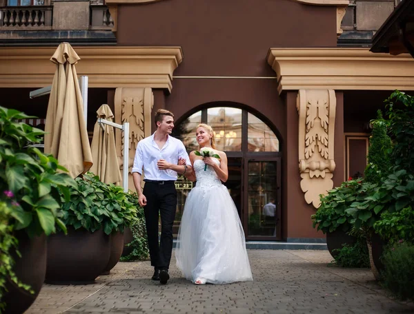 Jovem Casal Feliz Amor Juntos Seu Dia Casamento Passear Jardim — Fotografia de Stock