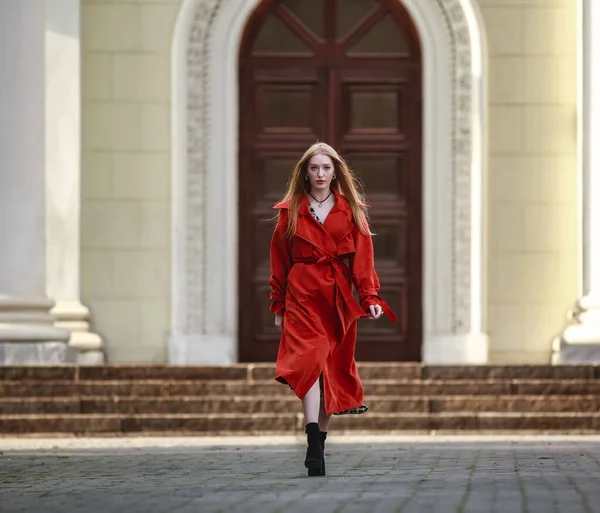 Elegantes Mädchen Modell Einem Modischen Mantel Terrakottafarbe Geht Auf Die — Stockfoto