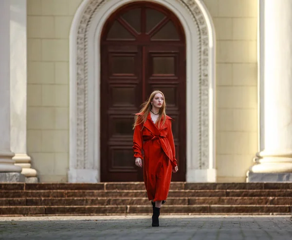 Elegant Girl Model Fashionable Coat Terracotta Color Goes City Street — Stock Photo, Image