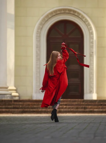 Elegantes Mädchen Modell Einem Modischen Mantel Terrakottafarbe Geht Auf Die — Stockfoto