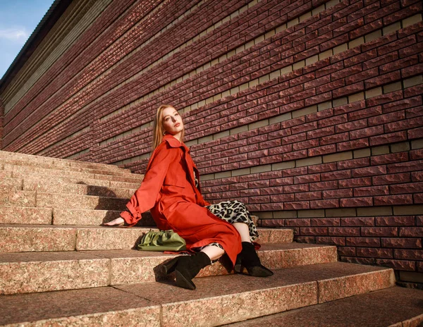 Menina Elegante Cores Terracota Casaco Posando Uma Rua Cidade Fundo — Fotografia de Stock