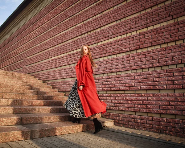 Elegante Dame Mantel Terrakottafarben Posiert Auf Einer Straße Der Stadt — Stockfoto