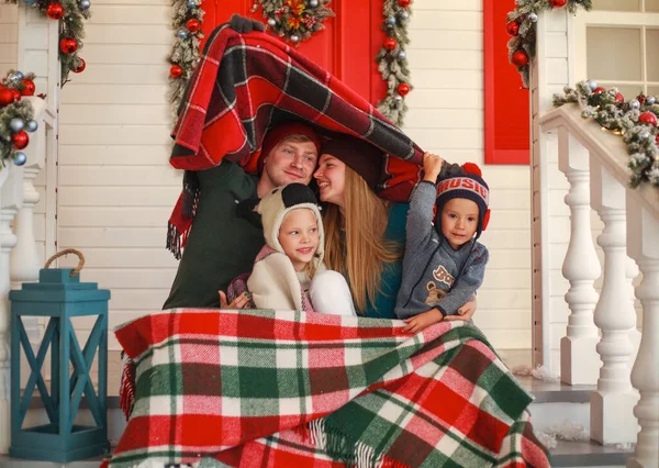 Счастливая Молодая Семья Детьми Дома Зимой Встречает Новый Год Рождество — стоковое фото