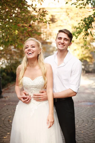 Vidám Fiatal Szerelmesek Táncolnak Együtt Esküvő Napján Egy Őszi Udvaron — Stock Fotó
