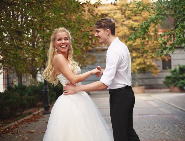 Joven Pareja Alegre Amantes Bailando Juntos Día Bodas Patio Otoño — Foto de Stock