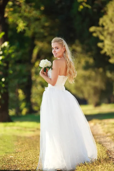 Young Woman Bride White Wedding Dress Forest Park Bouquet Flowers — Stock Photo, Image