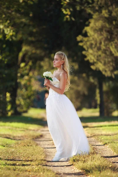 Young Woman Bride White Wedding Dress Forest Park Bouquet Flowers — Stock Photo, Image