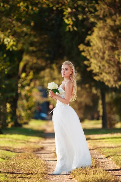 Mladá Žena Nevěsta Bílých Svatebních Šatech Lesoparku Kyticí Květin — Stock fotografie