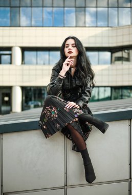 Şehir modasına uygun poz veren genç bir kız model.