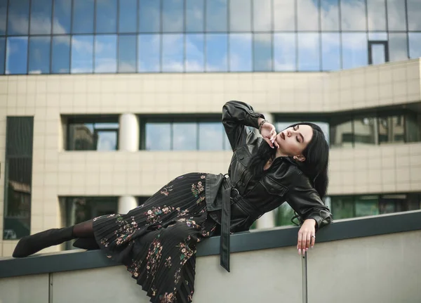 Jovem Modelo Menina Livre Estilo Urbano Posando Moda — Fotografia de Stock