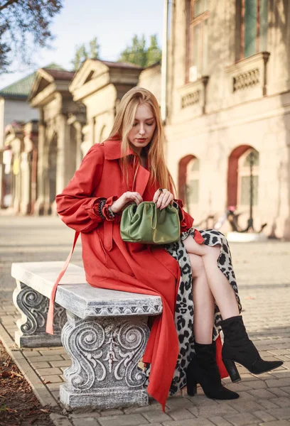 유럽의 도시의 거리에 테라코타 코트를 — 스톡 사진