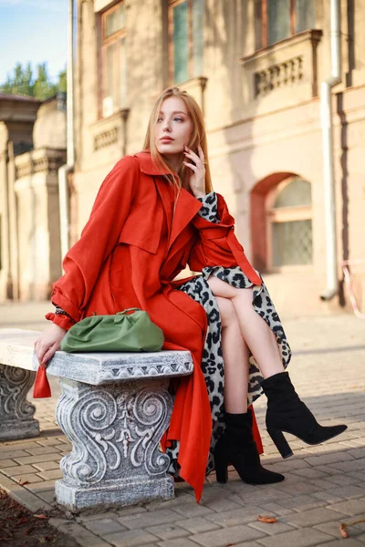 Elegante Vrouw Een Terracotta Jas Straat Van Een Oude Europese — Stockfoto