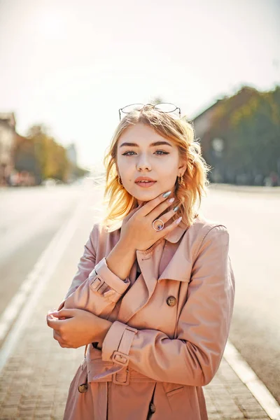 Menina Elegante Casaco Uma Estrada Asfalto Cidade Velha Estilo Retro — Fotografia de Stock