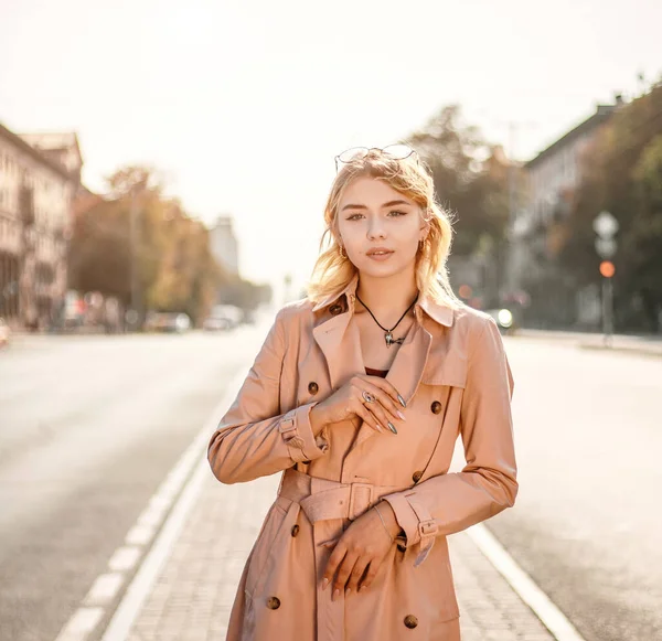 Elegantes Mädchen Mantel Auf Einer Asphaltierten Straße Der Altstadt Retro — Stockfoto