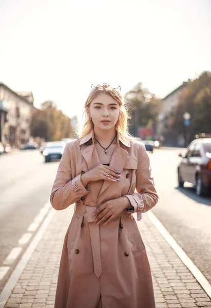 レトロなスタイルで旧市街のアスファルトの道路上のコートのエレガントな女の子 — ストック写真