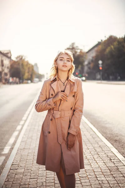 Chica Elegante Abrigo Una Carretera Asfalto Ciudad Vieja Estilo Retro — Foto de Stock