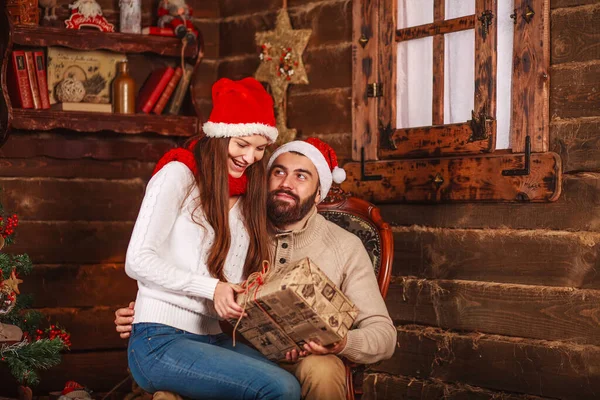 Felice Giovane Coppia Cappello Babbo Natale Casa Natale Con Regali — Foto Stock