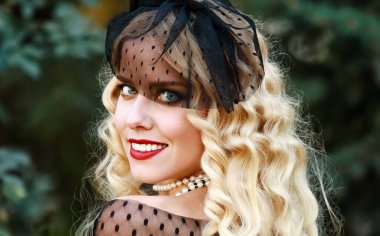 Parktaki yeşilliğin arka planında geçmişe dönük güzel bayan portresi