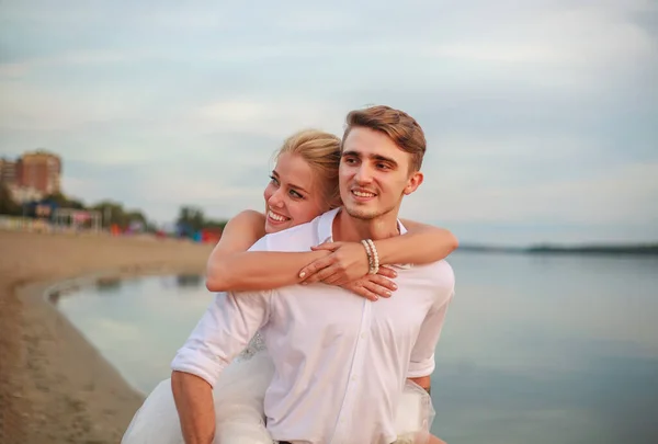 Joyful Amoroso Jovem Casal Recém Casado Nos Braços Uns Dos — Fotografia de Stock