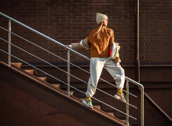 Jovem Adolescente Esportes Roupas Moda Divertindo Quintal Uma Casa Tijolo — Fotografia de Stock