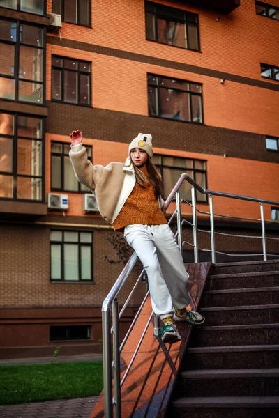 Jovem Adolescente Esportes Roupas Moda Divertindo Quintal Uma Casa Tijolo — Fotografia de Stock