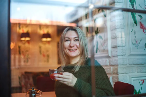 Mujer Suéter Sentada Restaurante Con Una Taza Frutas Mirando Por —  Fotos de Stock