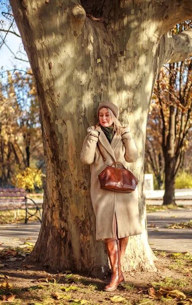 Young Woman Coat City Spring Park Enjoys Walk Sunny Day — Stock Photo, Image